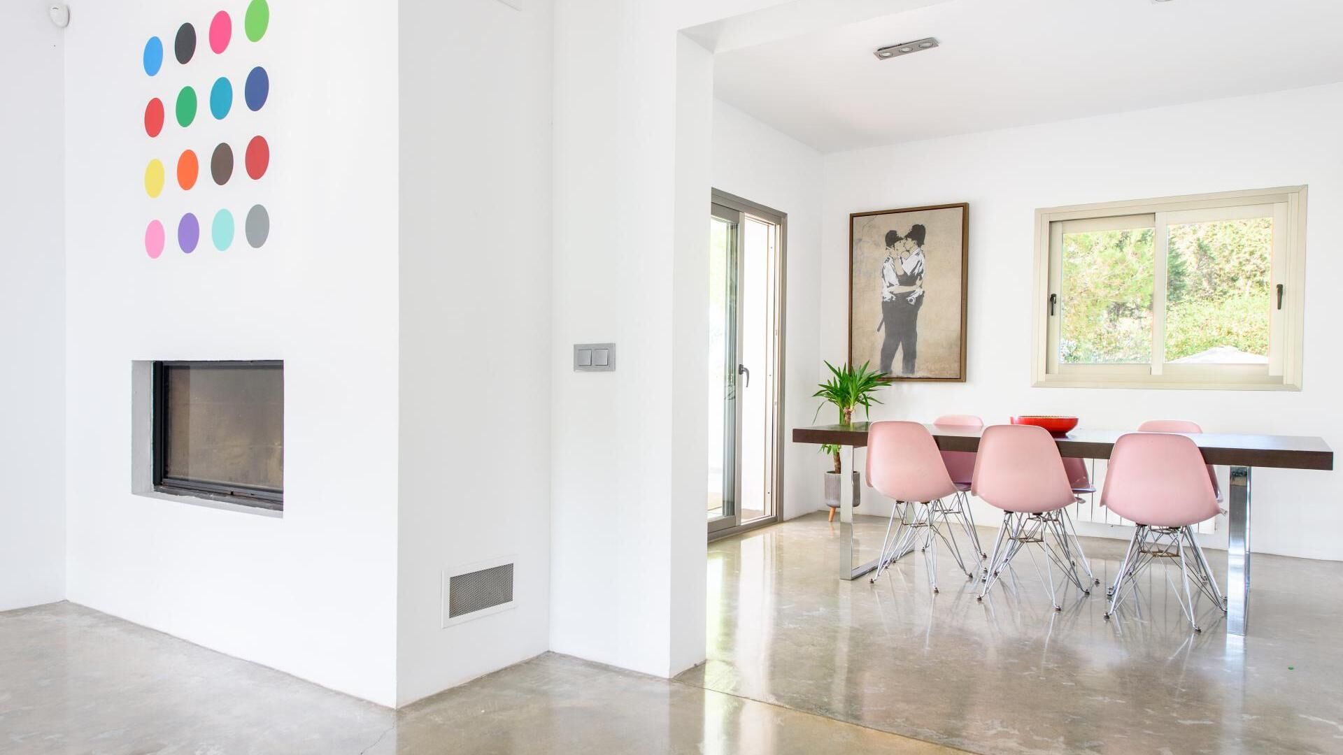 Dining room in Villa Fabrik and the beautiful powder pink dining chairs