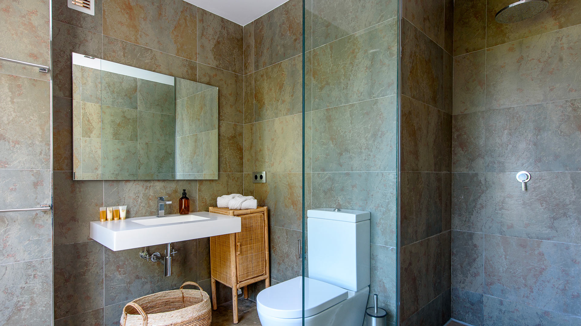 Beautiful ensuite bathroom in Villa Fabrik 
