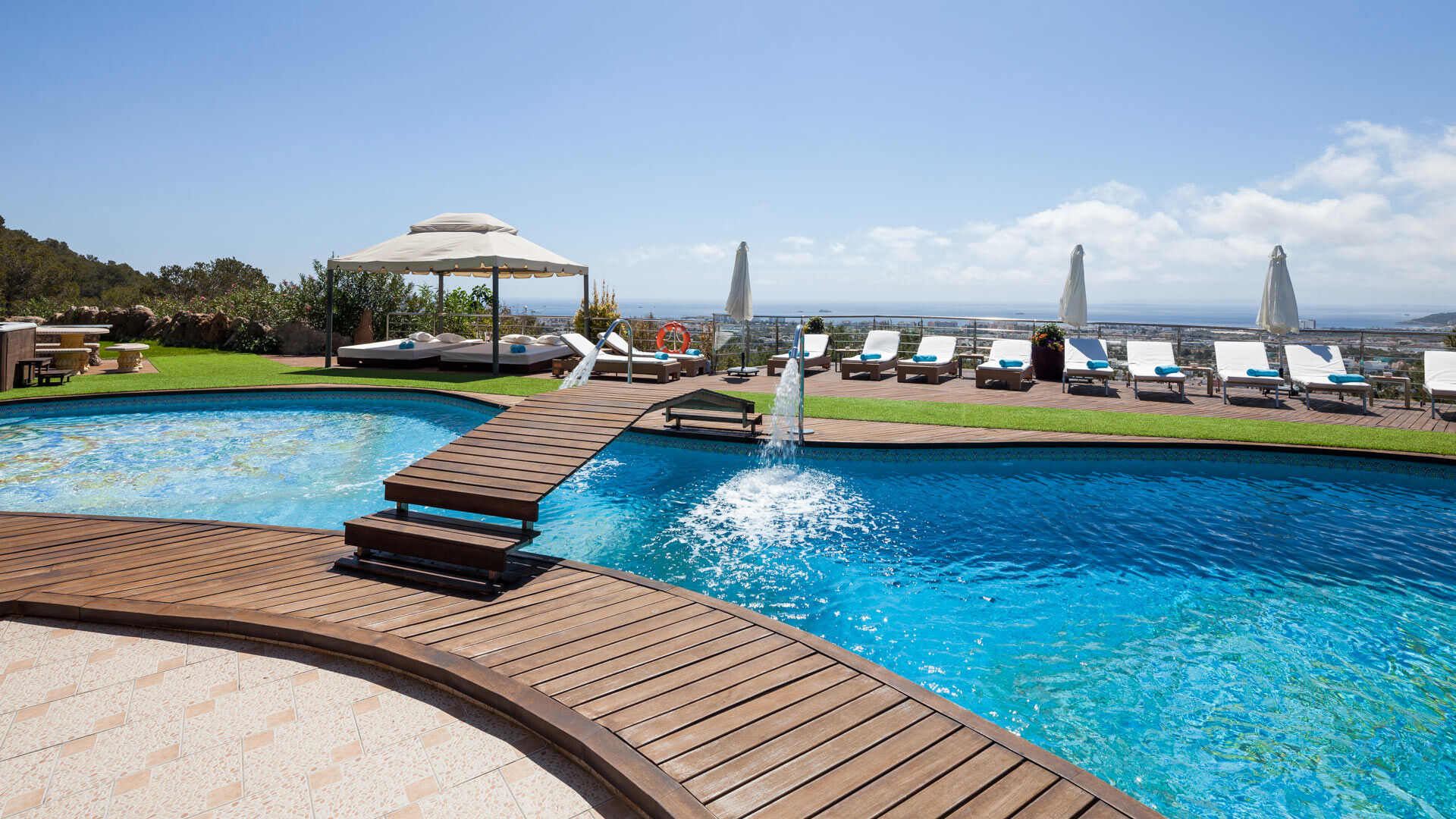 Villa Fountain Ibiza's swimming pool and the bridge
