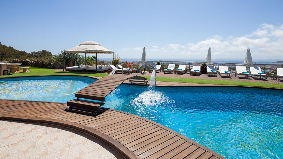 Villa Fountain Ibiza's swimming pool and the bridge