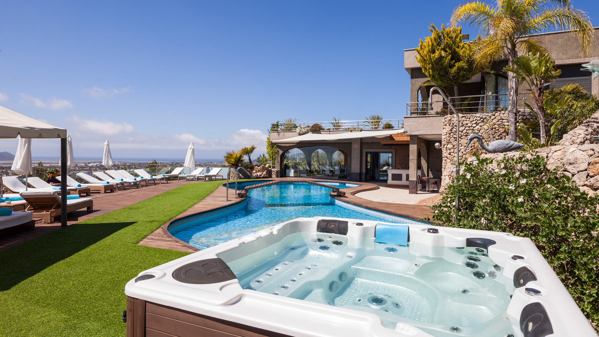 Hot tub in the garden of Villa Fountain Ibiza near the swimming pool
