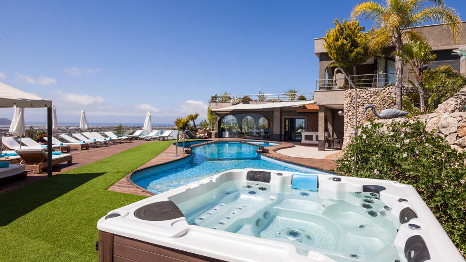 Hot tub in the garden of Villa Fountain Ibiza near the swimming pool