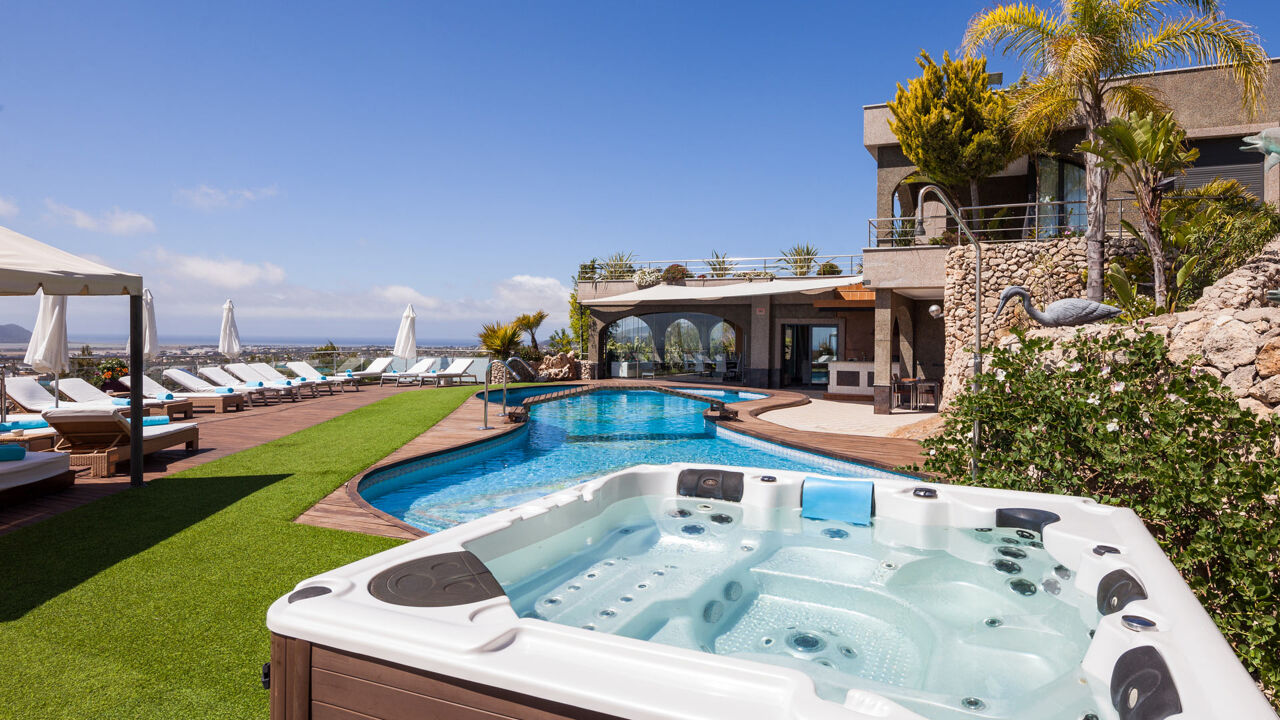 Hot tub in the garden of Villa Fountain Ibiza near the swimming pool