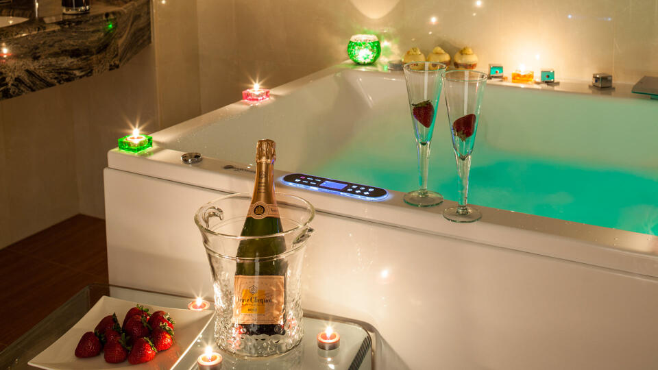 The jacuzzi style bathtub with plenty of candles and Champagne at Villa Fountain Ibiza