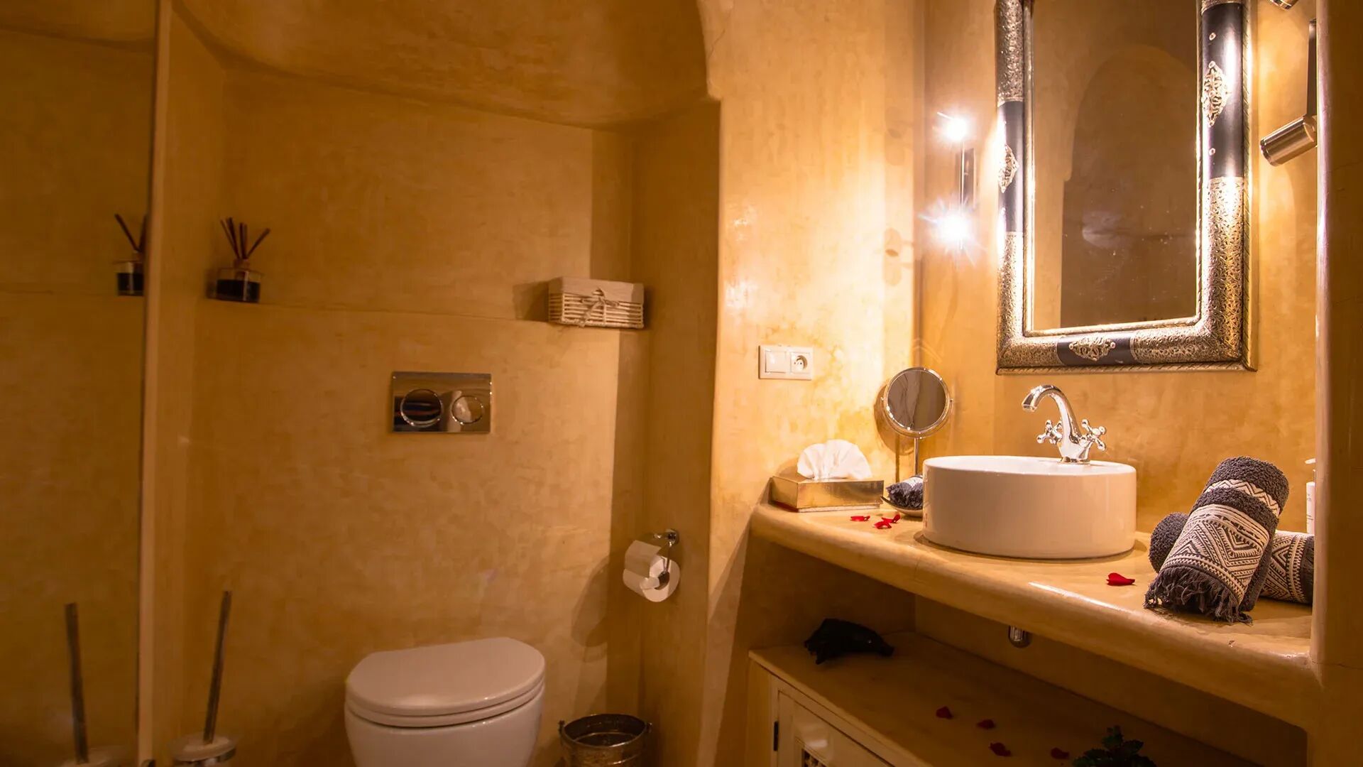 Riad Hizad Gallary Image 2