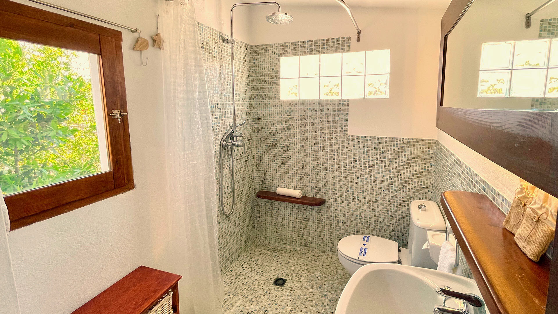 Ensuite bathroom in the luxury villa Torre Pau available from Bluemoon