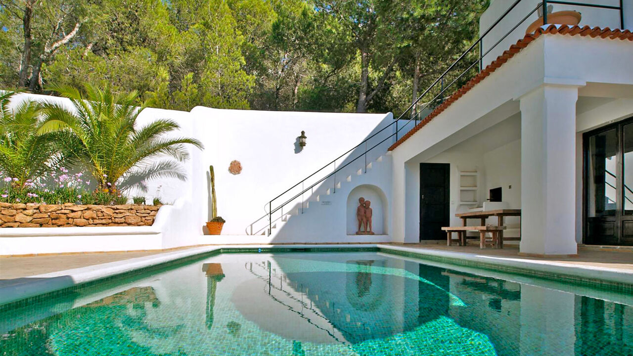 Villa Trillo's swimming pool in Ibiza with a beautiful green hue ideal for morning swims