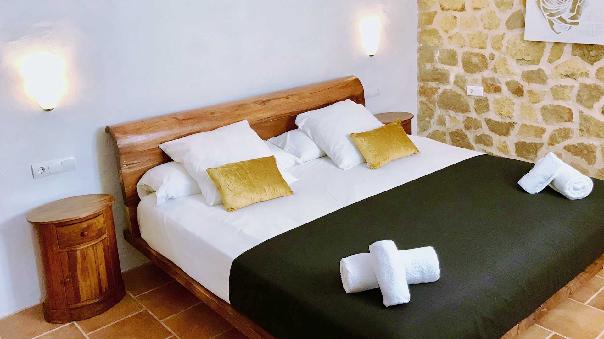 One of the bedrooms in Villa Payesa with black and white bed linens