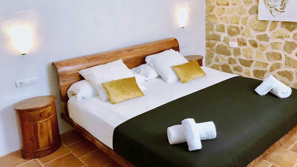 One of the bedrooms in Villa Payesa with black and white bed linens