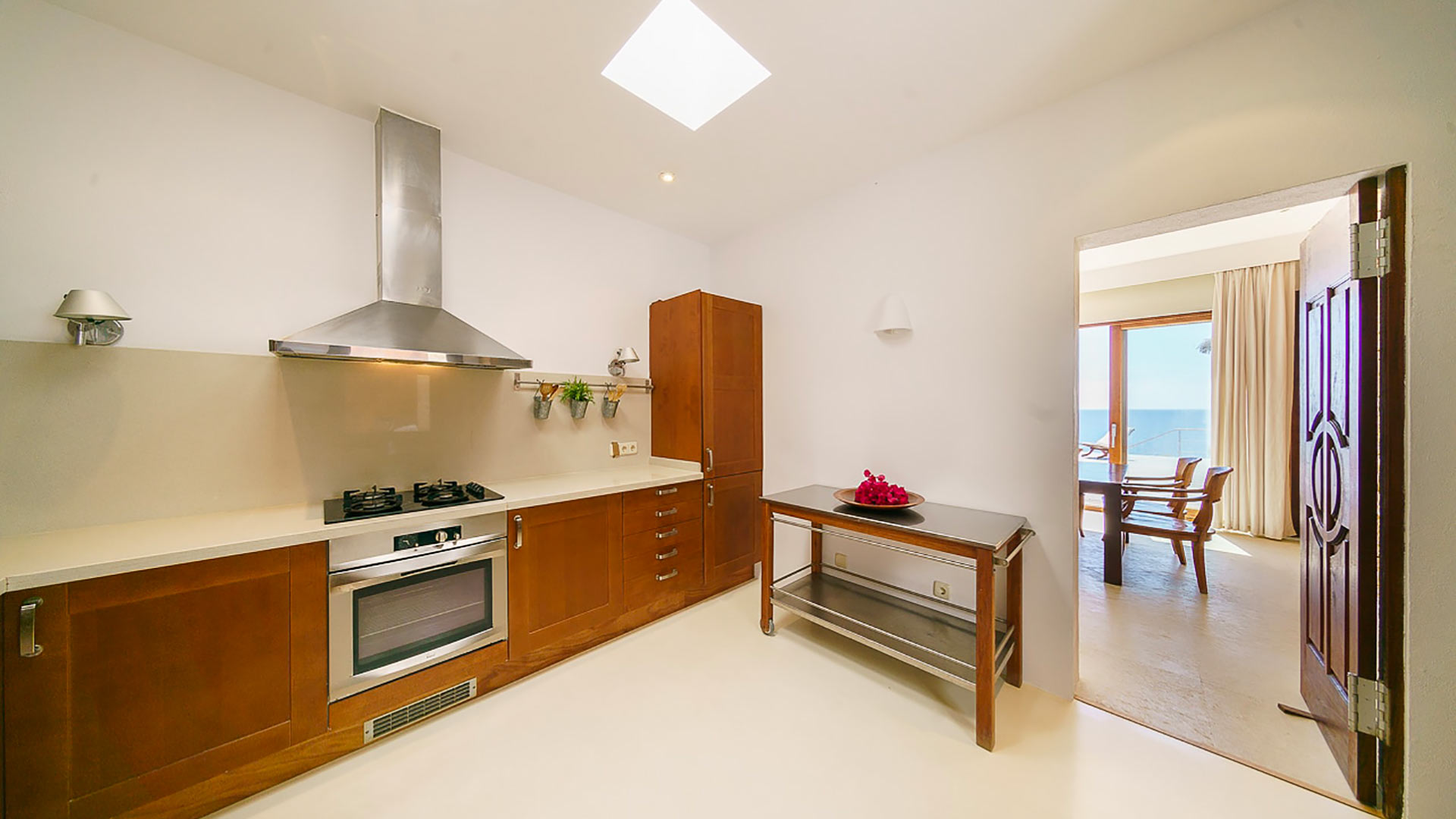 The large kitchen with modern appliances in Voramar
