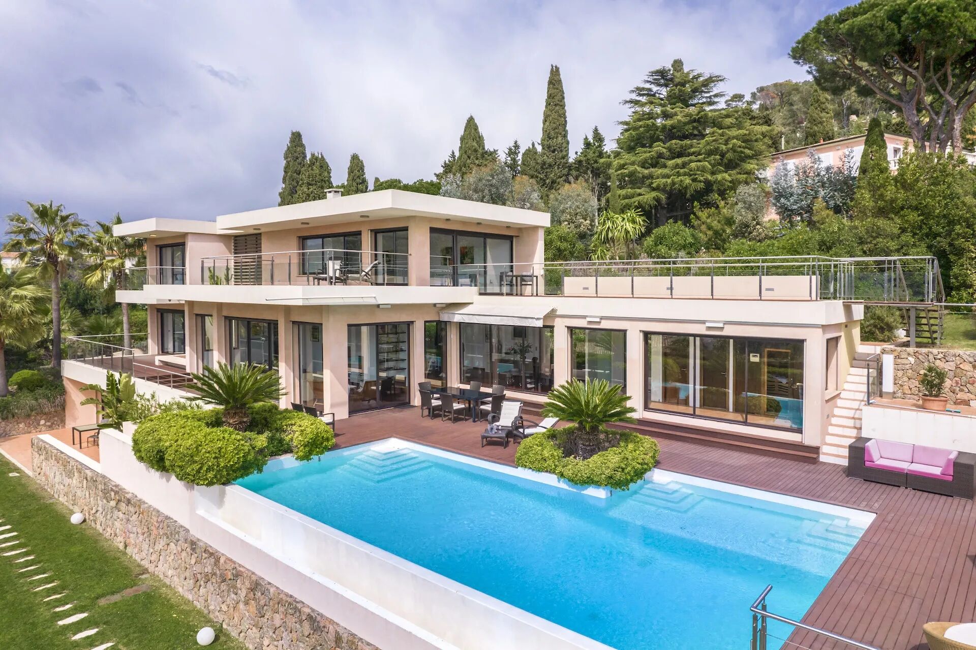 Exterior photo of the luxury Villa Flora and the infinity pool