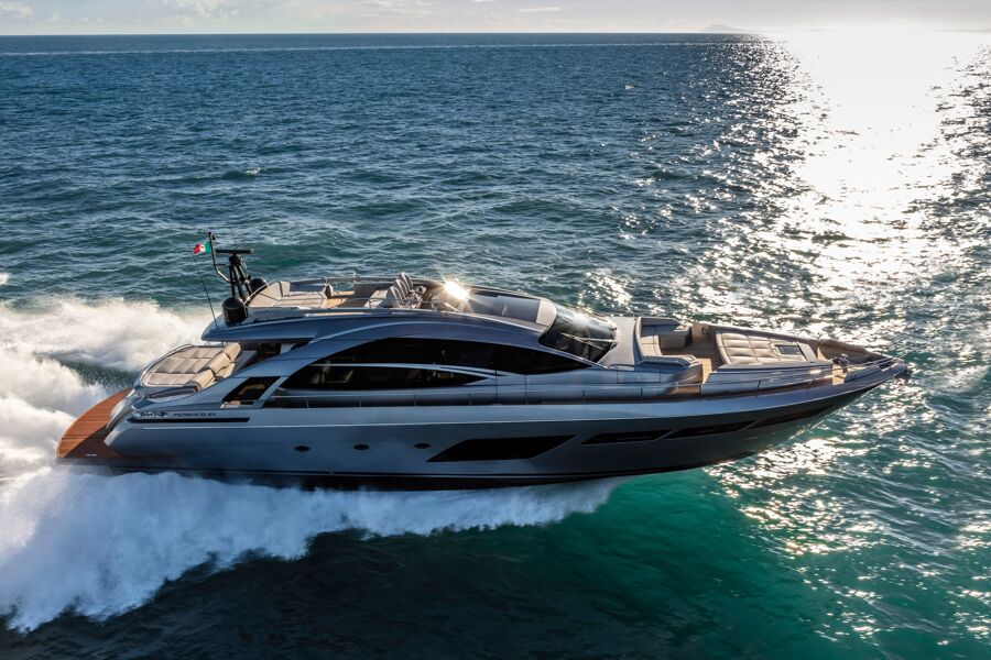 Starbaord view of motor yacht Cherry sailing through the Cote d'Azur