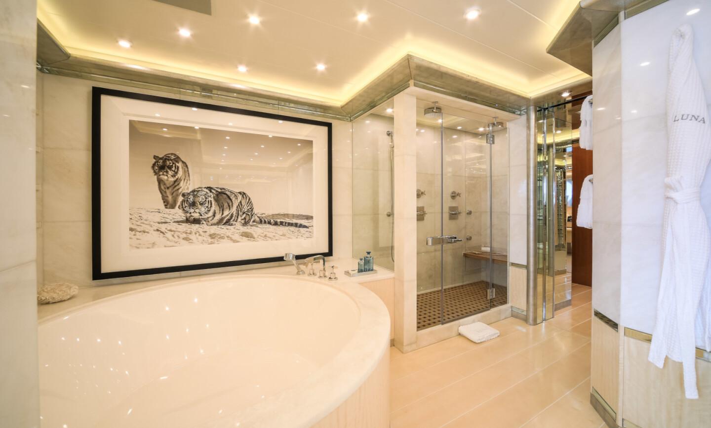 Luna B Gallery Image 1