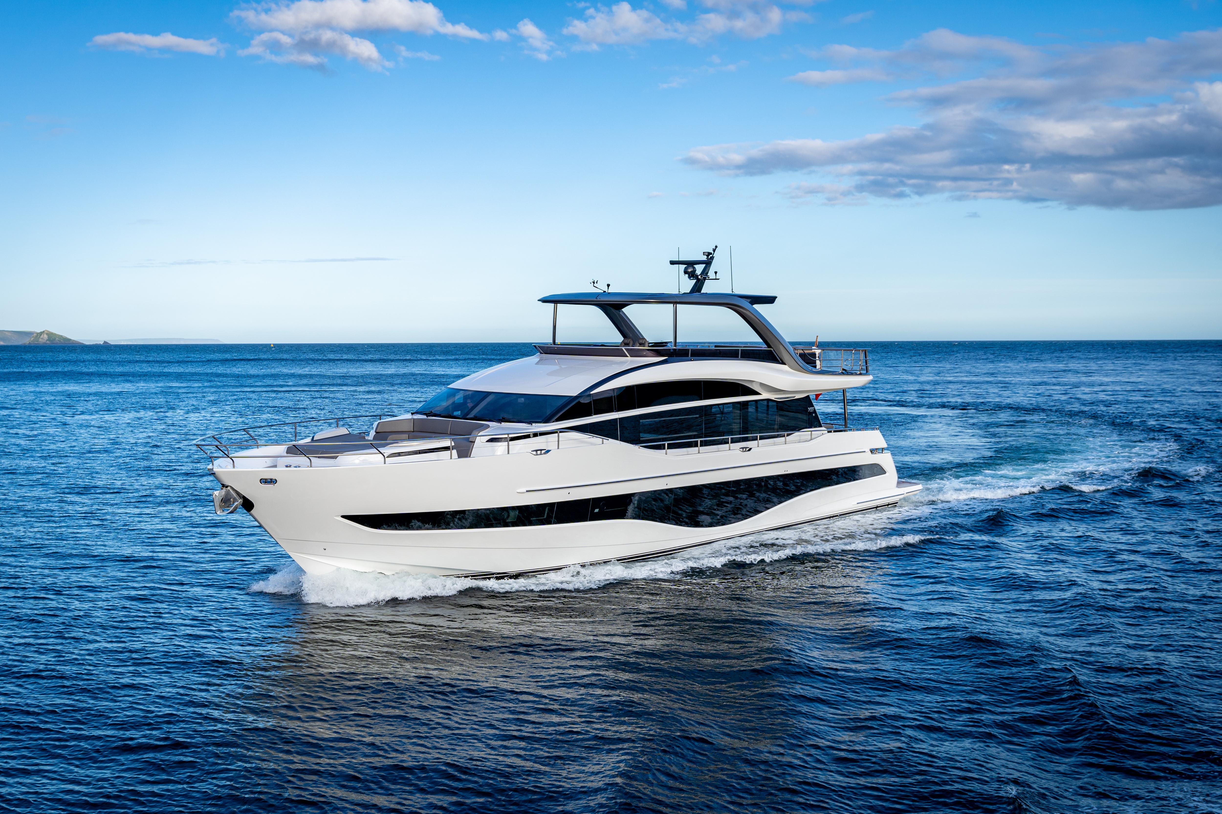 Port side view of charter yacht Siduri III sailing in the South of Fance