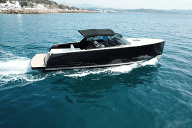 Starboard view VanDutch 32 sailing in the Côte d'Azur