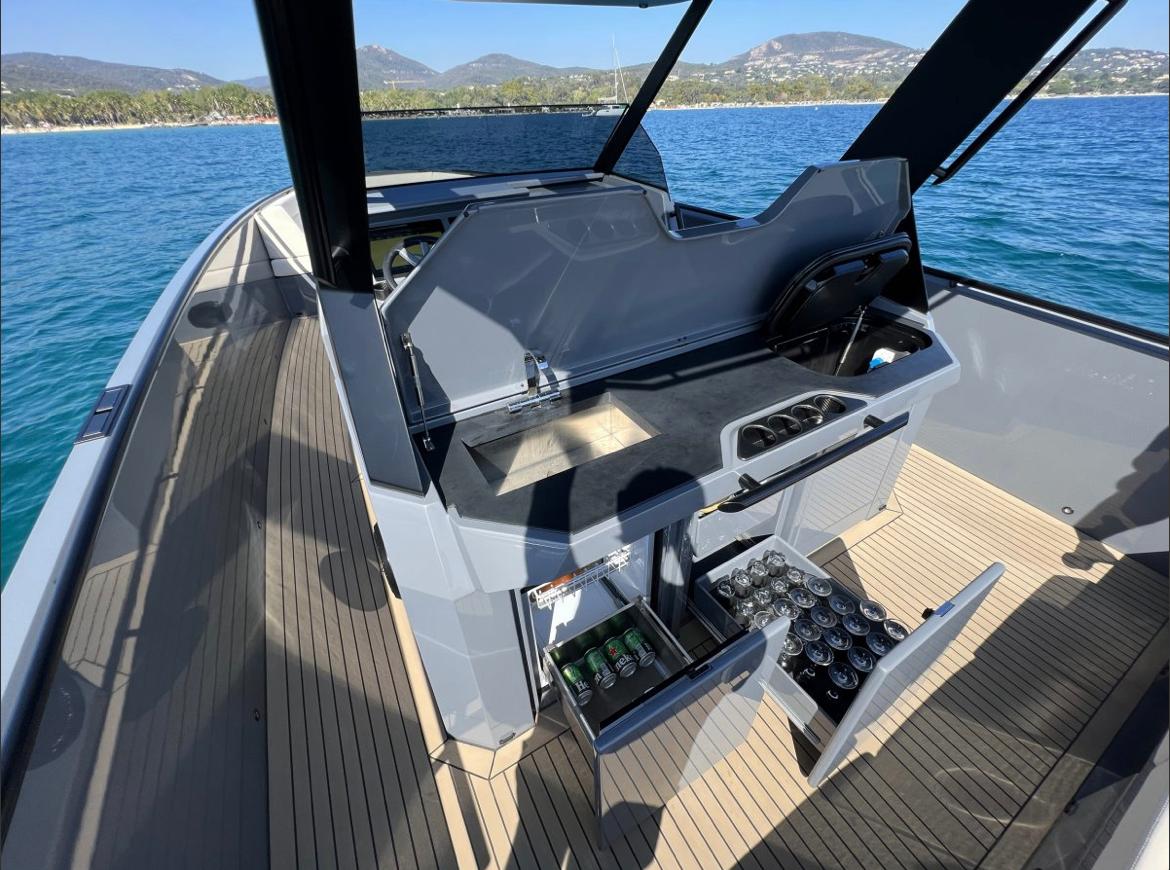Vanquish 40 Sports Line Gallery Image 1