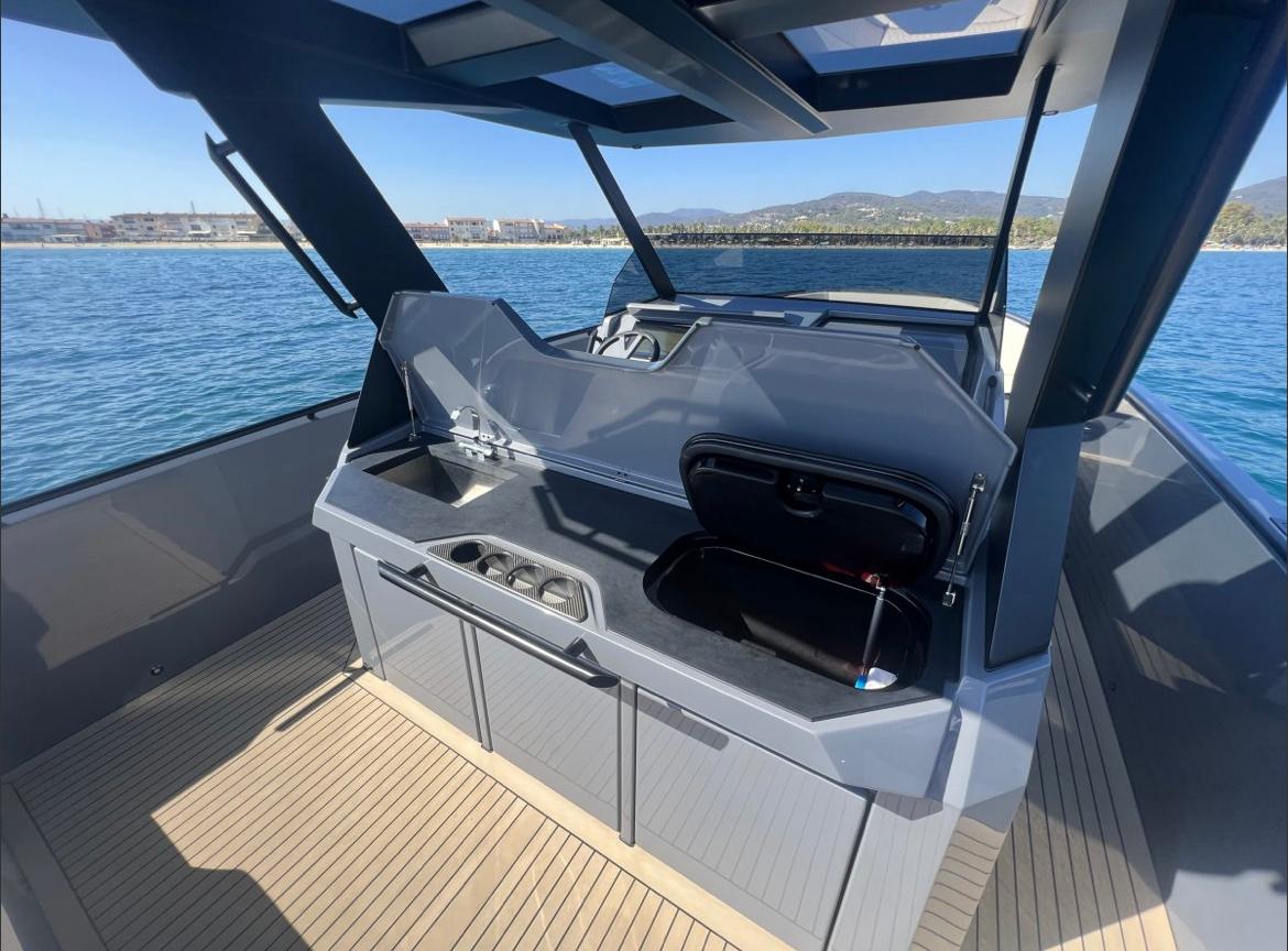 Vanquish 40 Sports Line Gallery Image 2