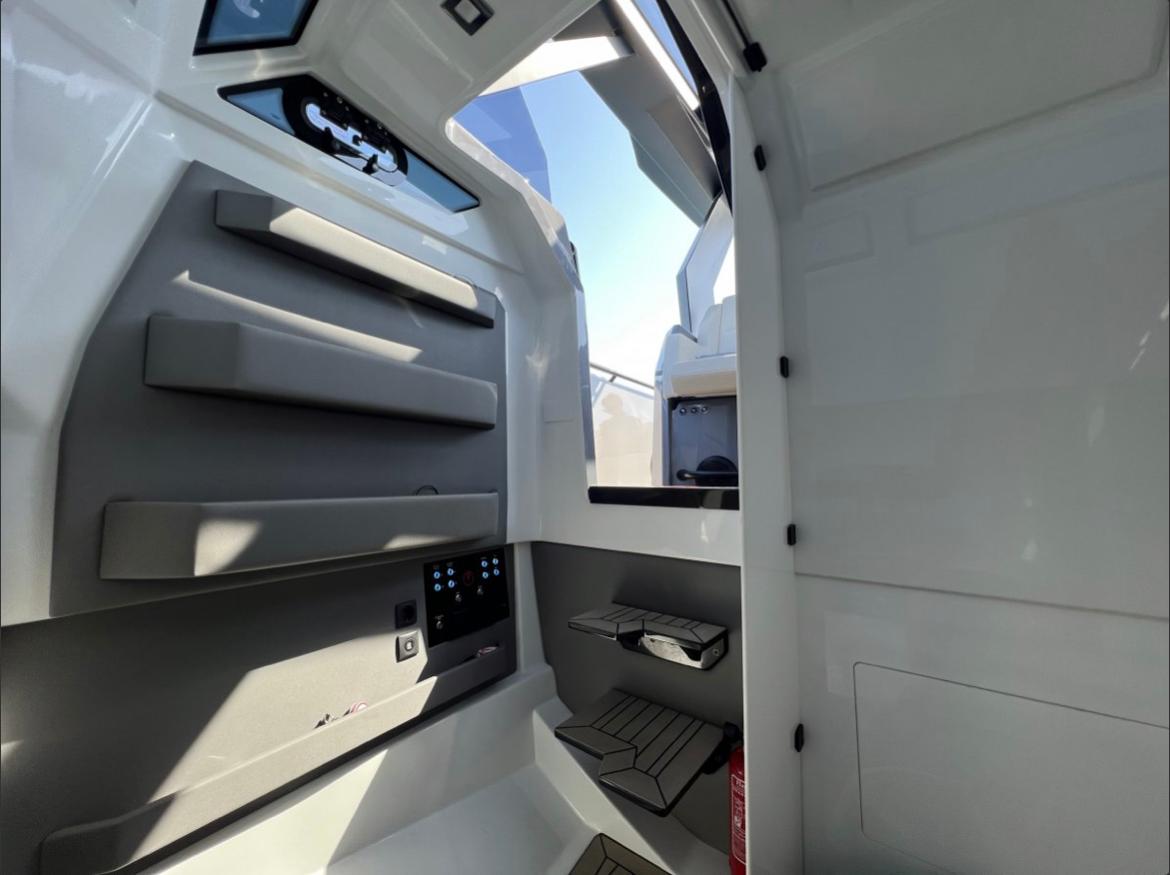Vanquish 40 Sports Line Gallery Image 2