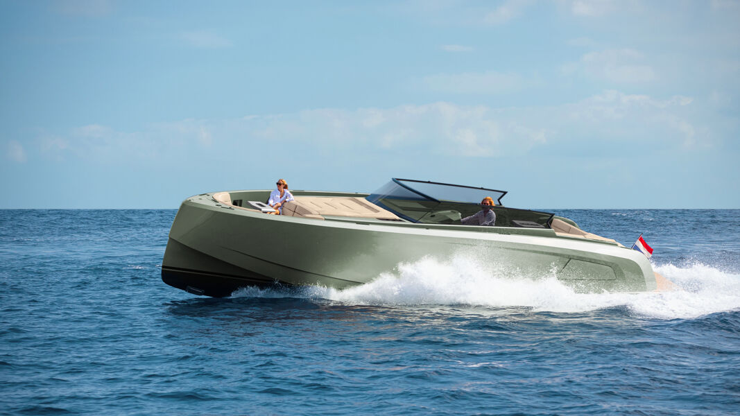 Starboard view of Vanquish 45 Open on the sea turning and cutting through the water