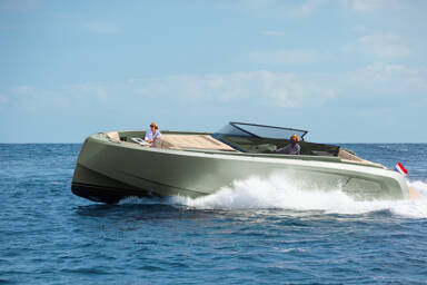 Starboard view of Vanquish 45 Open on the sea turning and cutting through the water